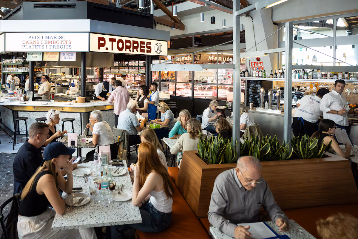 Los hermanos Torres abren un bar a precios populares en el mercado de Santa Caterina