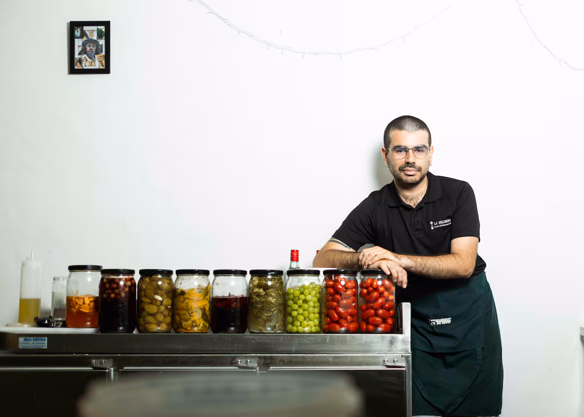Pablo Ruiz, el fermentista que convirtió una galería comercial en un laboratorio de barrio en Madrid
